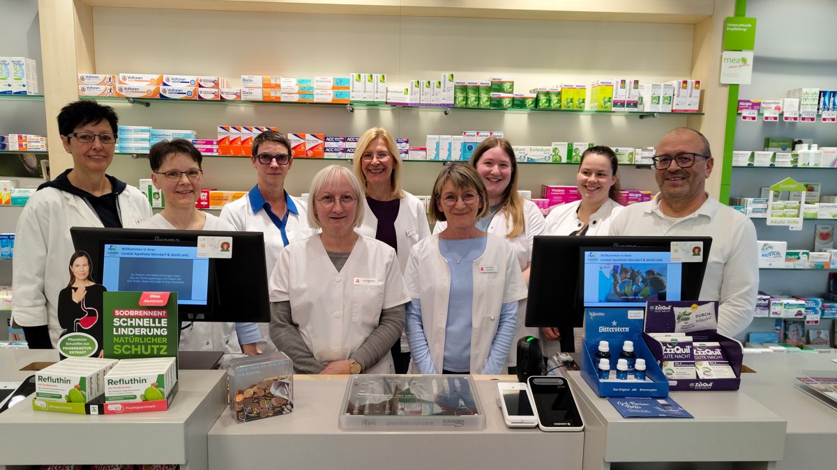 Team der Lonetal Apotheke OHG in Niederstotzingen Das freundliche Team der Lonetal Apotheke in Niederstotzingen hinter dem HV-Tisch vor dem Arzneimittelregal