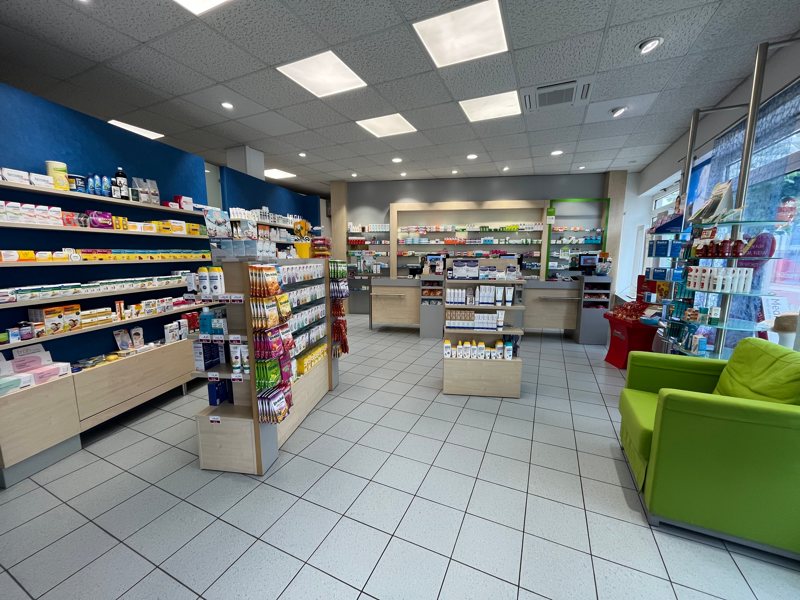 Heller Verkaufsraum der Lonetal Apotheke mit modernen Regalen, Produktpräsentation und grünem Wartebereich. Sicht auf Kasse, Beratungstheke und Schauf